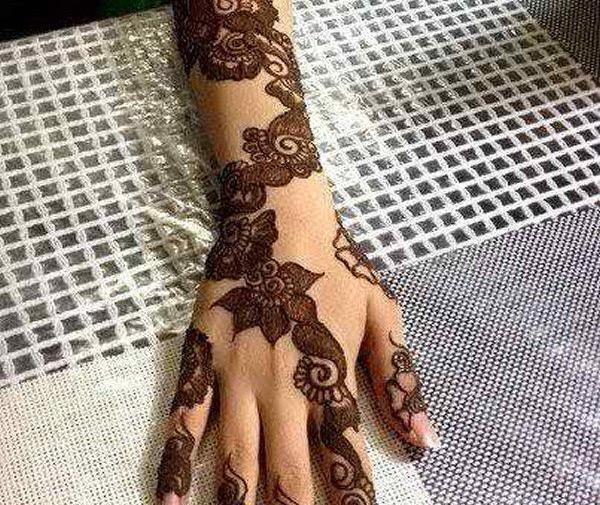 عکس حنا روی دست عروس هندی