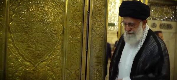 عکس رهبر در حرم امام حسین