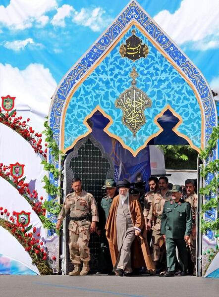 عکس رهبر در حرم امام حسین