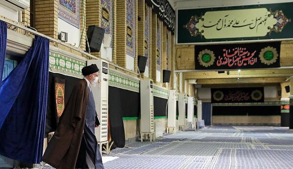 عکس رهبر در حرم امام حسین