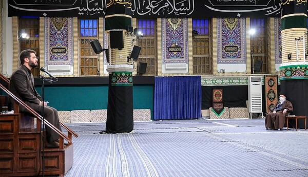 عکس رهبر در حرم امام حسین