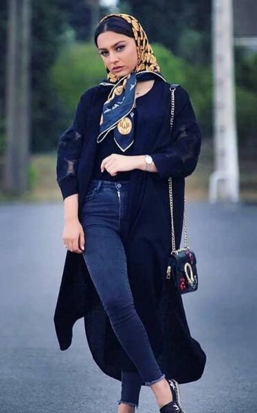 عکس ایستاده دختر از پشت
