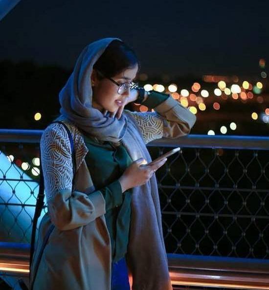عکس ایستاده دختر از پشت