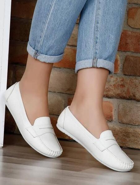 عکس دختر با کفش سفید