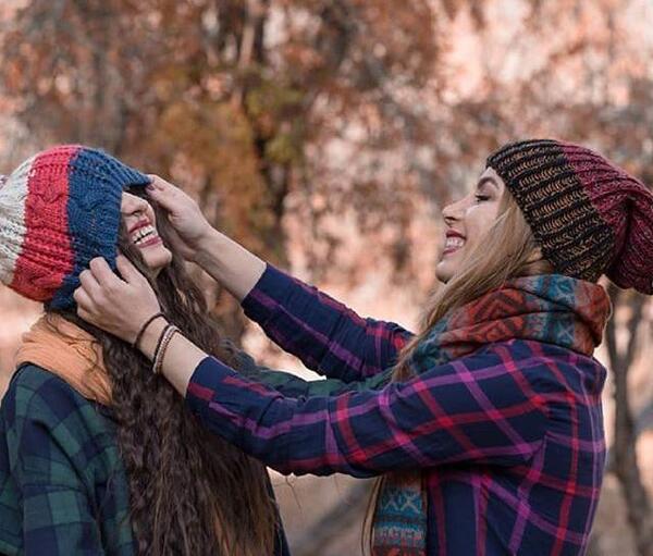 عکس ژست عکاسی با کلاه زمستانی