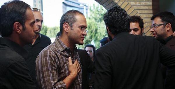 عکس حامد بهداد در مراسم ختم پدرش