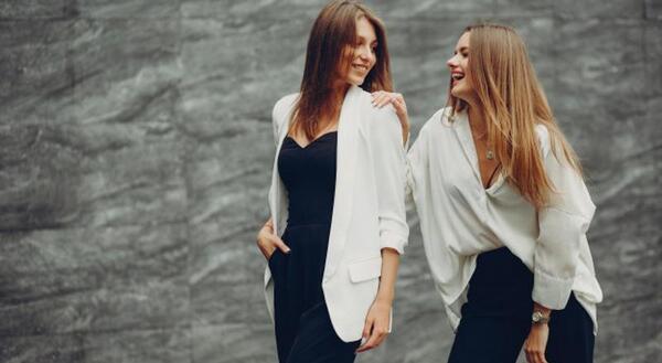 ژست عکس دونفره لاکچری دخترانه