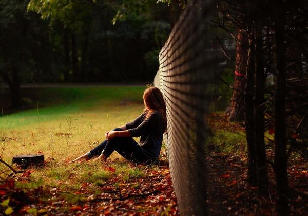 عکس دختر تنها در پاییز برای پروفایل