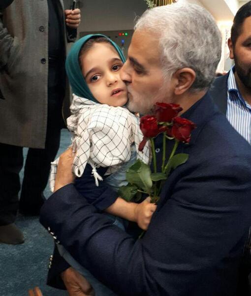 عکس حاج قاسم سلیمانی با خانواده