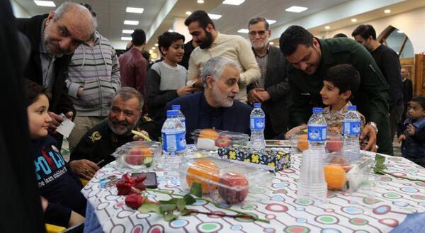 عکس حاج قاسم سلیمانی با خانواده