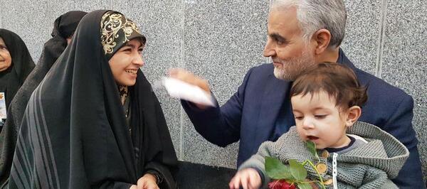 عکس حاج قاسم سلیمانی با خانواده