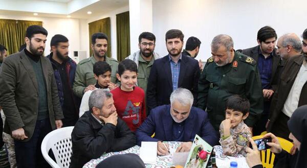 عکس حاج قاسم سلیمانی با خانواده