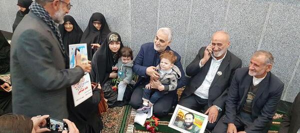 عکس حاج قاسم سلیمانی با خانواده