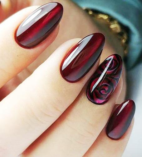 عکس طرح ناخن زرشکی طلایی