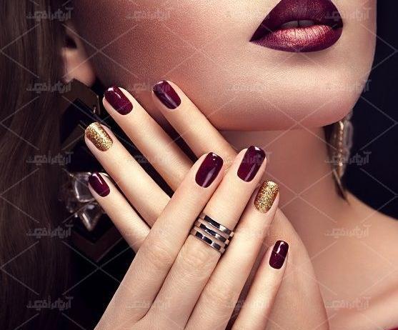 عکس طرح ناخن زرشکی طلایی