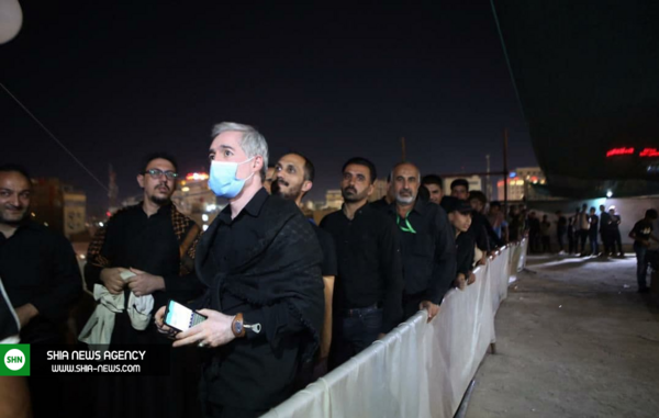 عکس یادگاری با حرم امام حسین