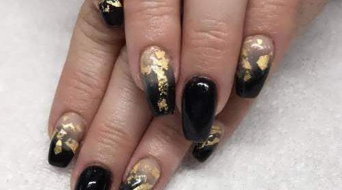 عکس طراحی ناخن با ورق طلا