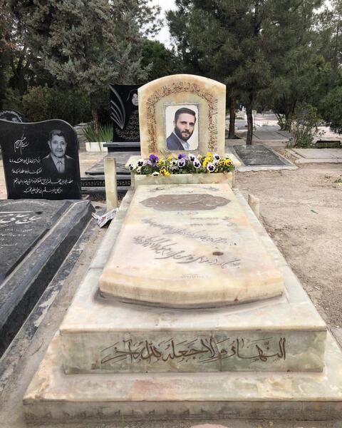 عکس سنگ قبر بابا طاهر