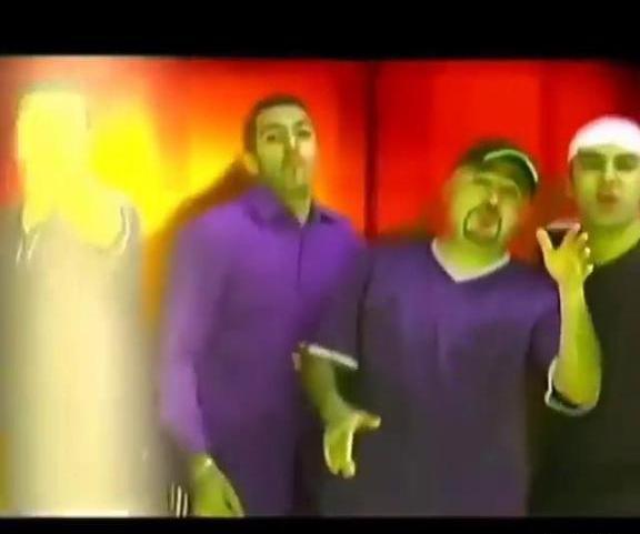 تو گردنش گلوبند عکس رضا شاه
