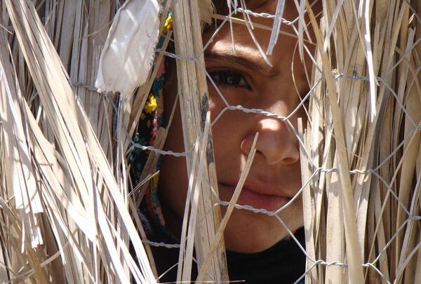 عکس دختر بلوچ با گل