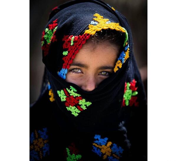 عکس دختر بلوچ با گل