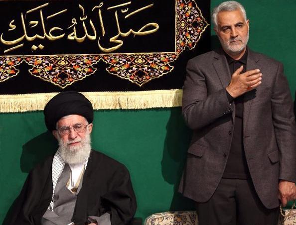 عکس قاسم سلیمانی ایستاده
