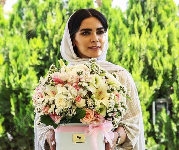 عکس دختر با حجاب و گل