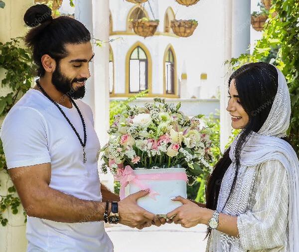 عکس دختر با حجاب و گل