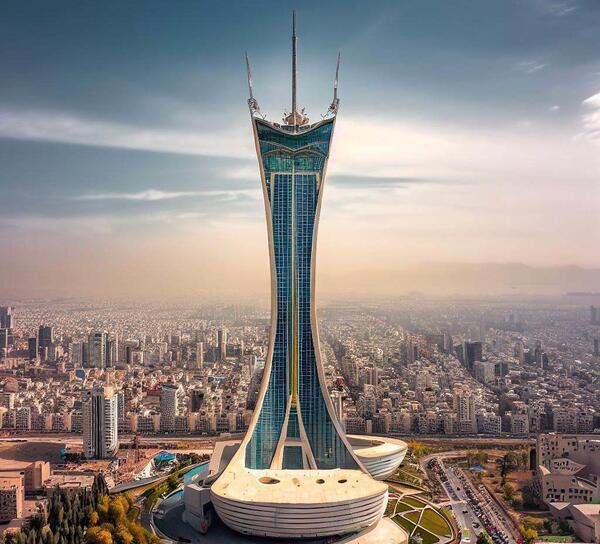 عکس صاحب برج میلاد