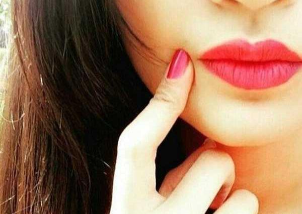 عکس نوشته اگر یقین داری روزی پروانه میشوی بگذار روزگار