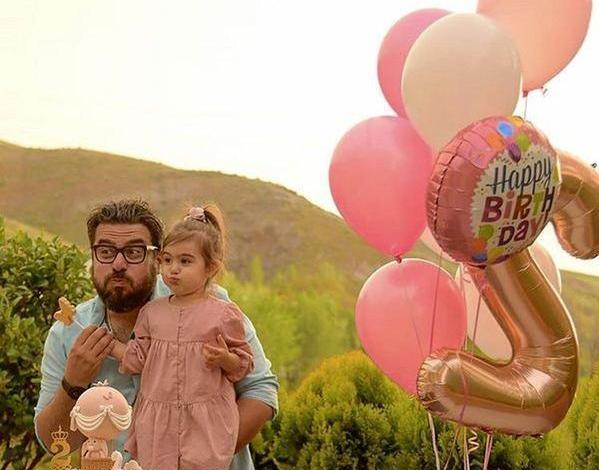 ژست عکس تولد دختر بچه در منزل