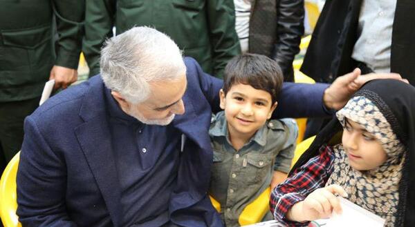 عکس حاج قاسم سلیمانی با بچه ها