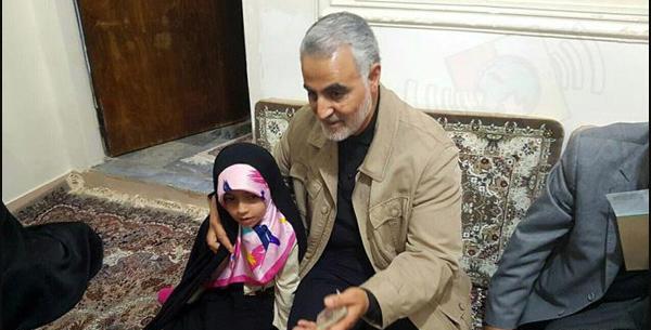عکس حاج قاسم سلیمانی با بچه ها