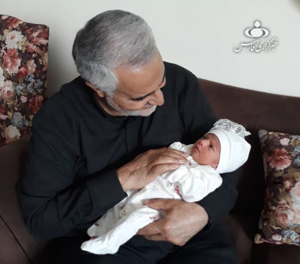 عکس حاج قاسم سلیمانی با بچه ها