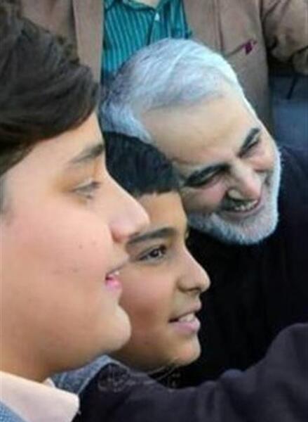 عکس حاج قاسم سلیمانی با بچه ها