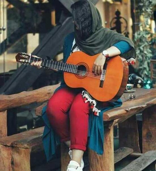 عکس دختر بلوچ با گیتار