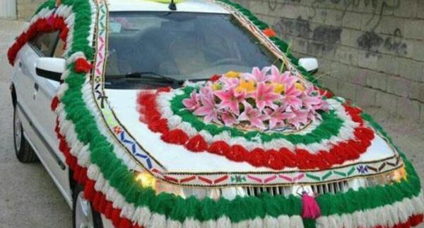 عکس گل نرگس جلو ماشین