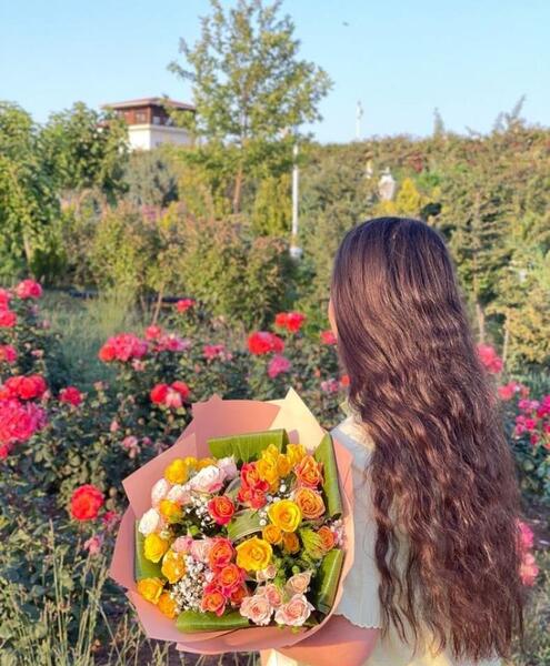 عکس گل در دست دختر طبیعی