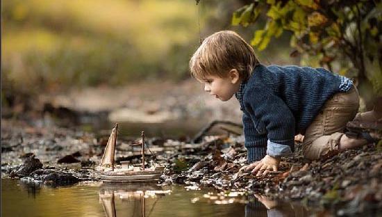 عکس پسر بچه غمگین