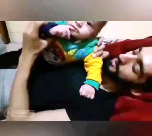 عکس شهید حججی با فرزندش