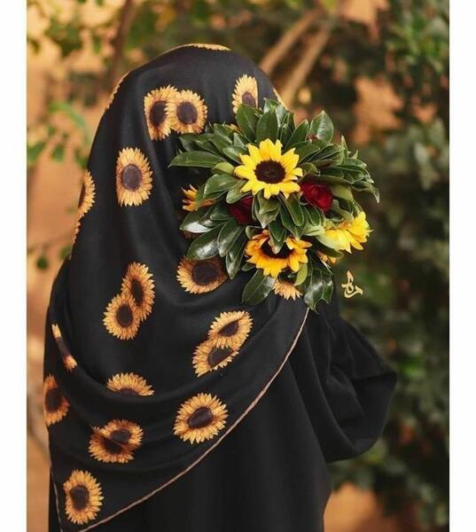 عکس دختر باحجاب با گل