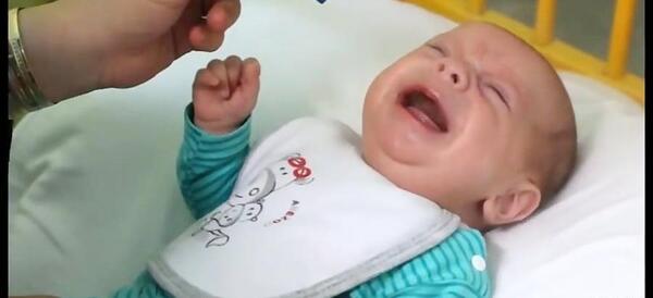 عکس سرم دست دختر بچه