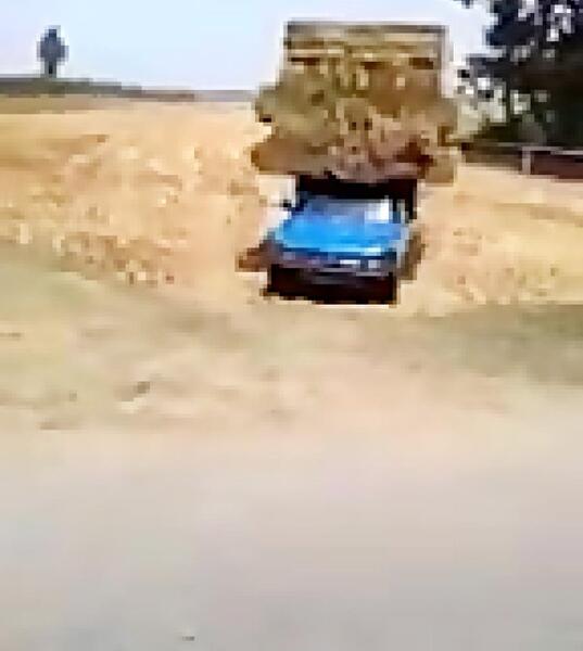 عکس نیسان با بار کاه