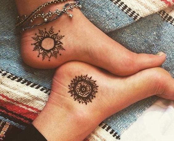 عکس معنی خالکوبی روی دست آنجلینا جولی