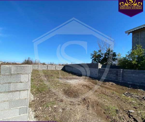 عکس زمین دور دیوار