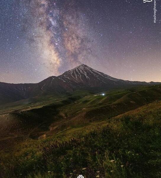 عکس بارش شهابی بر فراز قله دماوند
