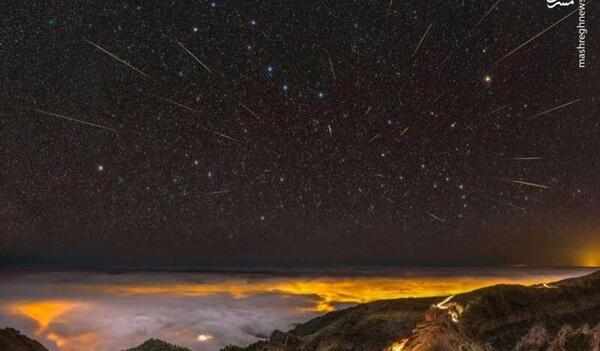 عکس بارش شهابی بر فراز قله دماوند
