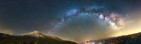 عکس بارش شهابی بر فراز قله دماوند