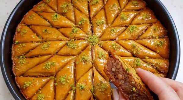 عکس شیرینی حاج خلیفه رهبر یزد