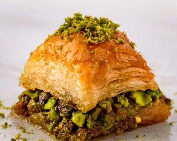 عکس شیرینی حاج خلیفه رهبر یزد